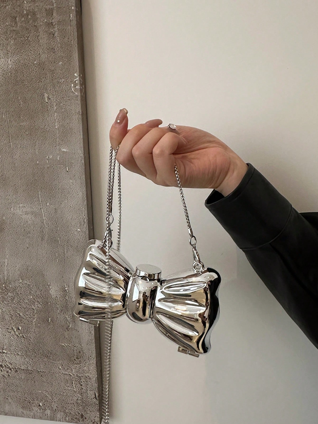 Tie Clip Silver - Mini-Clutch-Tasche mit glänzendem, metallisch silbernem Schleifendekor